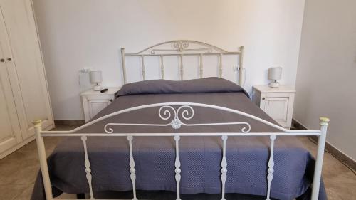 1 cama en un dormitorio con 2 mesitas de noche en Dimora Matilde, en Ostuni