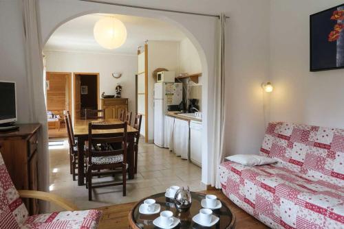 un salon avec un canapé et une table dans l'établissement Gîte CARLINES - 6 personnes - 