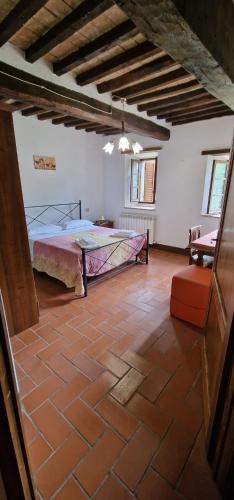 a bedroom with a bed in the middle of a room at AGRITURISMO LA PIAGGIA appartamenti a Vivo D'Orcia in Vivo dʼOrcia
