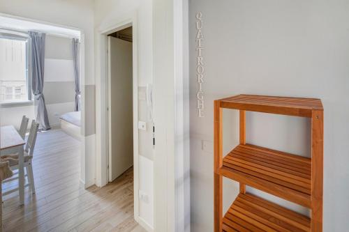 um quarto com uma prateleira de madeira ao lado de um corredor em Quattrorighe em Trieste