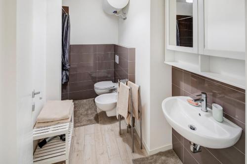 uma casa de banho com um lavatório e 2 WC em Quattrorighe em Trieste