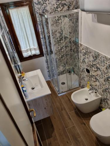 Bilik mandi di Appartamento EdenSirente