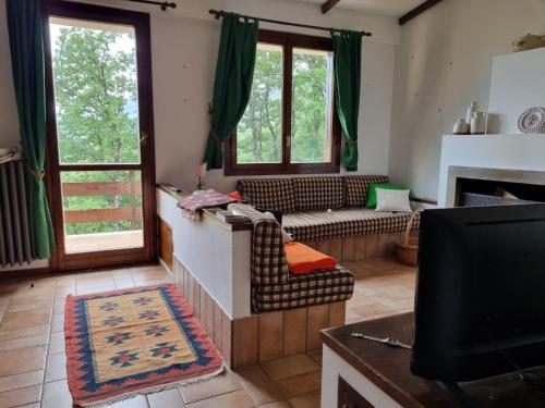 sala de estar con sofá y chimenea en Appartamento EdenSirente en Rocca di Cambio