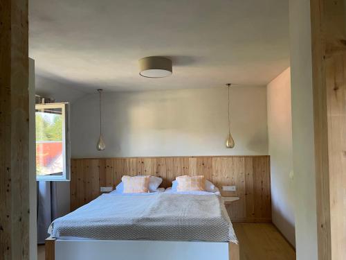 ein Schlafzimmer mit einem großen Bett in einem Zimmer in der Unterkunft Haus Seefrieden in Uhldingen-Mühlhofen