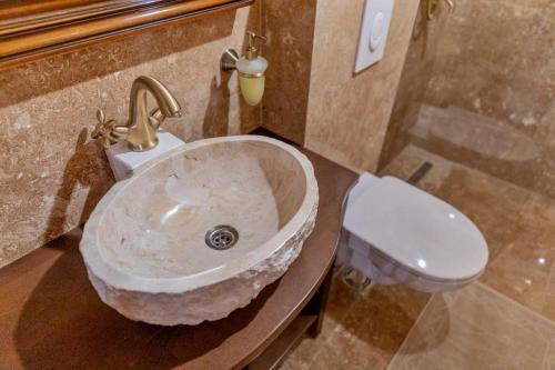Bilik mandi di OLIVE QUEEN Rustic Estate
