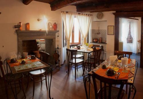 comedor con mesas y sillas y chimenea en Il Tomolo, en Agnone