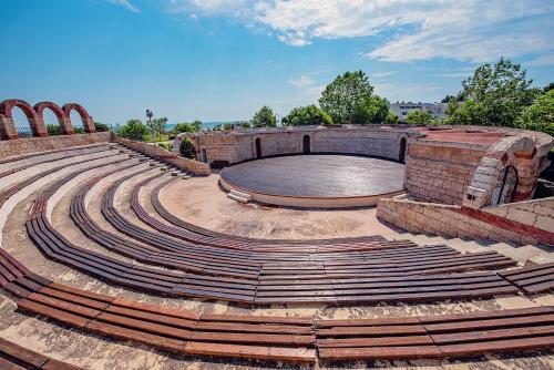 a large amphitheater with a basketball court in it at Hotel Santa Maria in Obzor