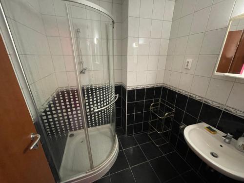 Kúpeľňa v ubytovaní Jola Apartman
