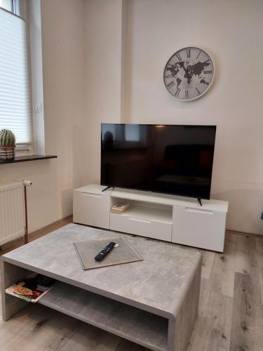 - un salon avec une grande télévision et une table basse dans l'établissement City Apartment in Velbert-Mitte, à Velbert