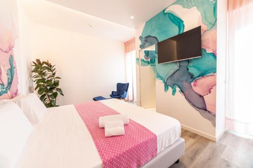ガビッチェ・マーレにあるHotel Majorcaのベッドルーム1室(ベッド1台、壁にテレビ付)