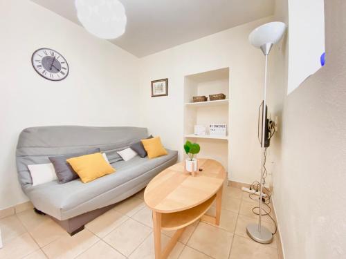 un salon avec un canapé et une table dans l'établissement Le Conservatoire, en plein centre historique, à Poitiers