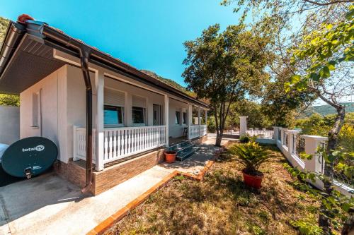 una casa con porche y patio en Holiday Home Marija, en Budva