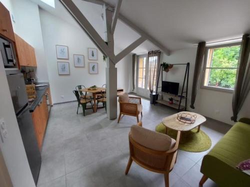 sala de estar con cocina y comedor en Domaine du Flamand - Gîtes du Flamand côté Piscine, en Naujac-sur-Mer