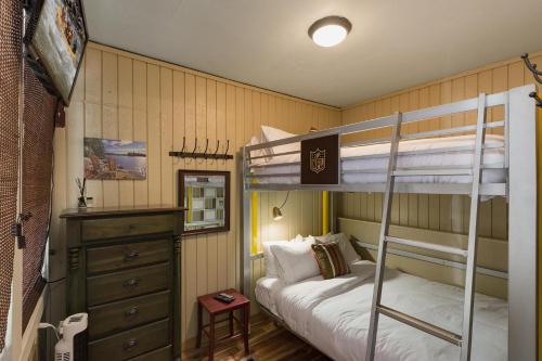 1 Schlafzimmer mit 2 Etagenbetten und einer Kommode in der Unterkunft Sitzmark 5 in Durango Mountain Resort