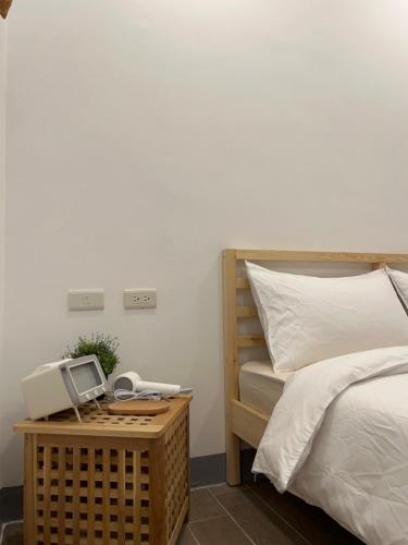 Una cama o camas en una habitación de 宸村民宿