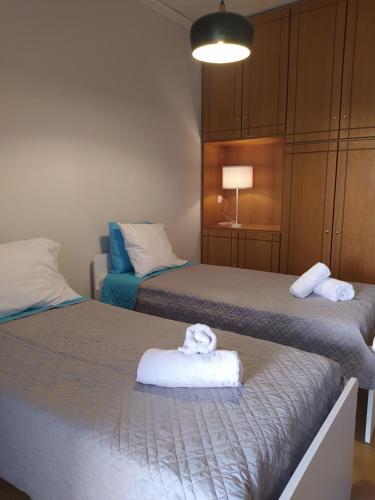 pokój hotelowy z 2 łóżkami i ręcznikami w obiekcie Beachwalk apartments w Chalkidzie