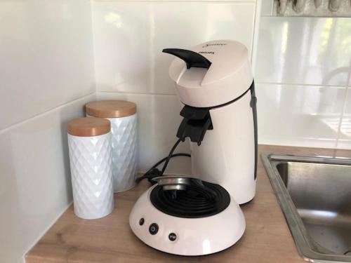 un mixeur blanc assis sur un comptoir dans une cuisine dans l'établissement La Grande Motte Apartment, à La Grande Motte