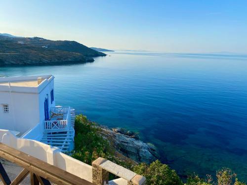 a view of the ocean from the side of a building at Akti Giannaki in Kardhianí