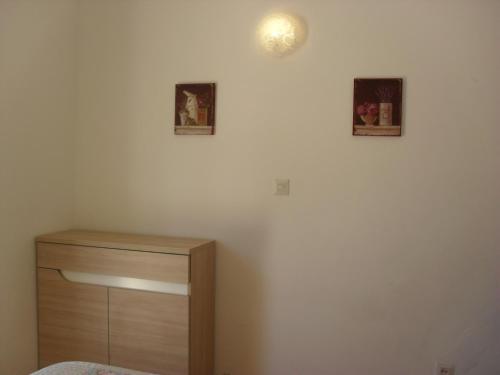 una camera da letto con cassettiera e due quadri appesi al muro di Monte dos Sabores a Lagos