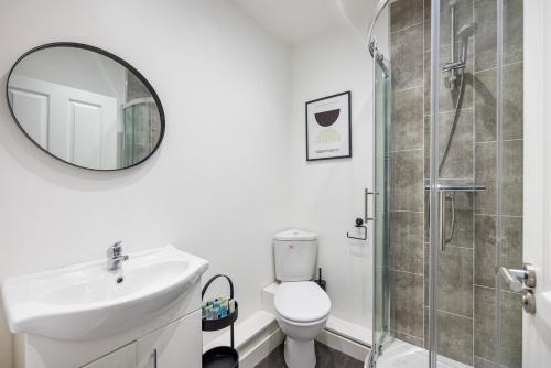 bagno con servizi igienici, lavandino e specchio di City Centre -Perfect for Contractors & Families By Luxiety Stays Serviced Accommodation Southend on Sea a Southend-on-Sea