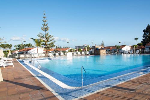 The swimming pool at or close to Bungalow Atos With Private Garden