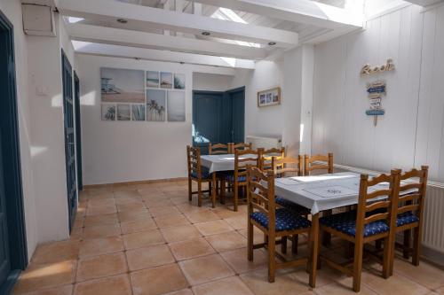 a dining room with a table and chairs at Pelso Apartman in Zamárdi