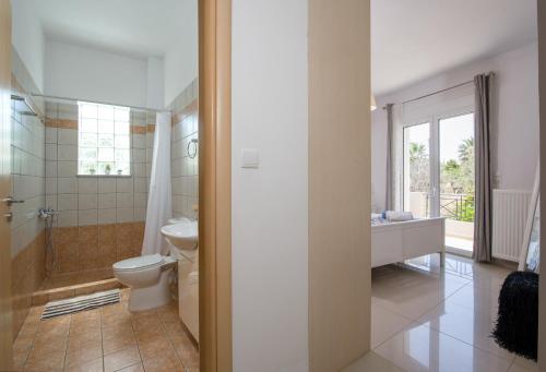 Bathroom sa Casa Magnolia - Spacious Home in heart of Akrotiri