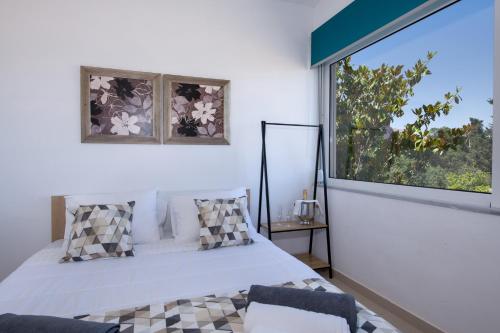 Postel nebo postele na pokoji v ubytování Casa Magnolia - Spacious Home in heart of Akrotiri