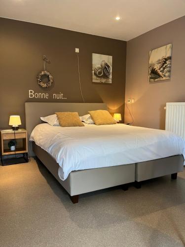 ein Schlafzimmer mit einem großen Bett in einem Zimmer in der Unterkunft Hove Ter Hille in Jabbeke