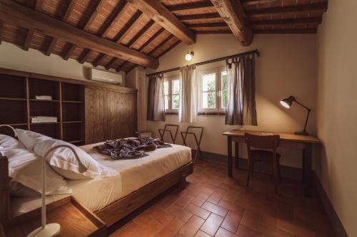 Postel nebo postele na pokoji v ubytování Borgo Le Colline Luxury Agriturismo in Tuscany