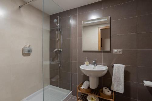 un baño con lavabo y ducha en Apartamento Bulevar 2 con parking gratuito, en Castellón de la Plana