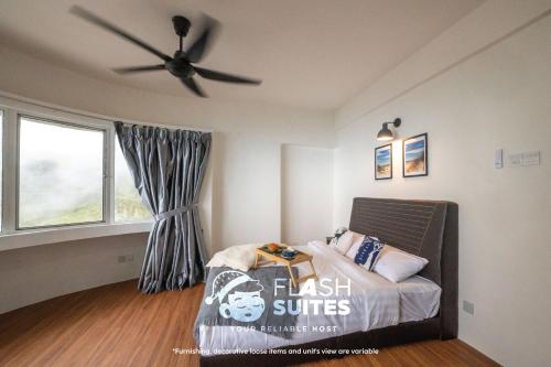雲頂高原的住宿－Amber Court Premium Suites @ Genting Highlands，一间卧室配有一张床和吊扇