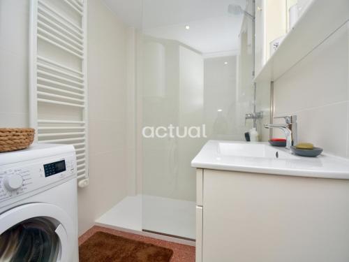 bagno bianco con lavatrice e lavandino di PRESIDENT C-6 a Platja  d'Aro