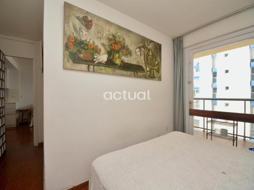 una camera da letto con un dipinto di fiori sul muro di PRESIDENT C-6 a Platja  d'Aro