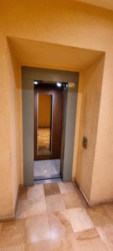 pusty korytarz z drzwiami w pokoju w obiekcie Chambre d'Hôtes sde, wc privé climatisé dans loft 80m2 Espace commun avec les habitants Salon et cuisine w mieście Tulon