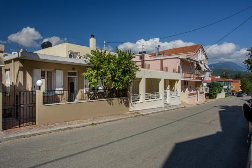 een straat in een klein stadje met gebouwen bij Zoe's house in Argostoli in Argostoli
