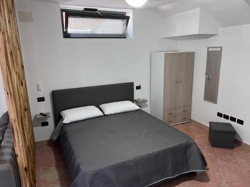 1 dormitorio con 1 cama grande en una habitación en Casanostra en San Vito Chietino