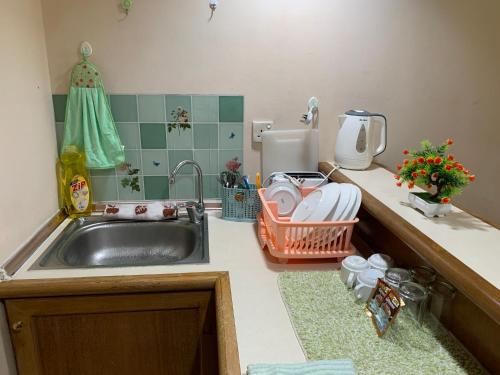 eine Küchentheke mit Spüle und Spüle in der Unterkunft Riviera Bay Condominium, Tanjung Kling in Kampong Lereh