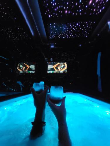 Une personne se posant dans le public en regardant la télévision dans l'établissement La Duchesse 1976, à Vernon