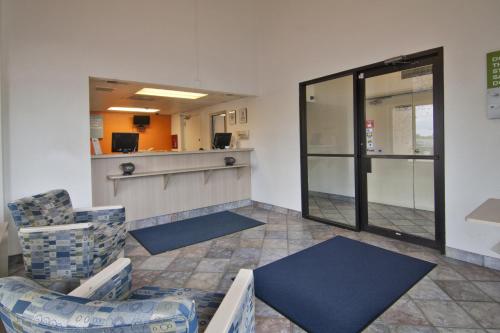 a waiting room with two chairs and a counter at Motel 6-Lakeville, MN - South - Lakeville in Lakeville