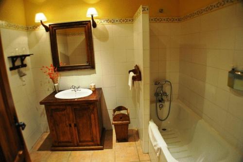 uma casa de banho com uma banheira, um lavatório e um chuveiro em La Trocha De Hoyorredondo em Hoyorredondo