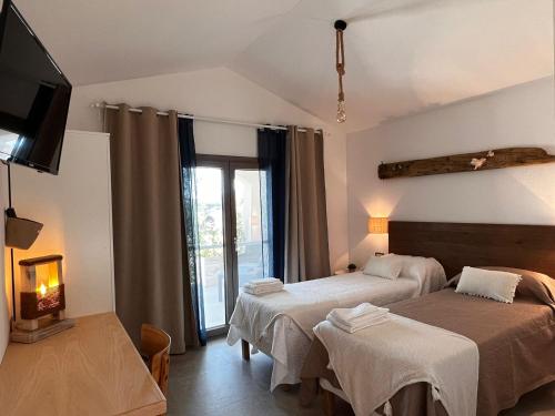 a hotel room with two beds and a television at Domoemare in Siniscola