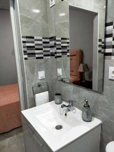 a bathroom with a sink and a mirror at María y Juan Apartamento con Garaje in Sanlúcar de Barrameda