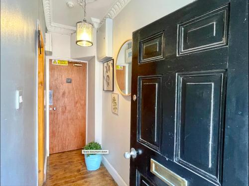 The LOCATION- 1 FREE PRIVATE PARKING SPACE - 60 SECOND WALK 2 MINSTER! photo 11