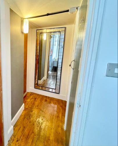 The LOCATION- 1 FREE PRIVATE PARKING SPACE - 60 SECOND WALK 2 MINSTER! photo 14