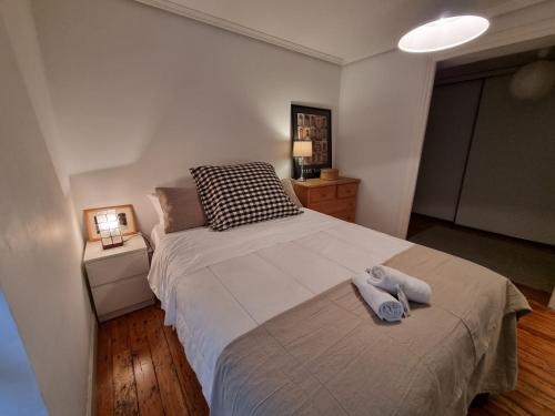 ein Schlafzimmer mit einem Bett, auf dem zwei Handtücher liegen in der Unterkunft C01A02 La Casa del Pintor in Santander