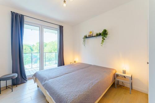 Un pat sau paturi într-o cameră la Wyspa Solna Apartament LUX