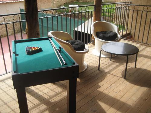 una mesa de billar en una terraza con 2 sillas en Casa Rural Margarita'S, en Sotillo de la Ribera