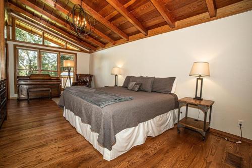 En eller flere senge i et værelse på Luxury Riverside Estate - 3BR Home or 1BR Cottage or BOTH - Sleeps 14 - Swim, fish, relax, refresh