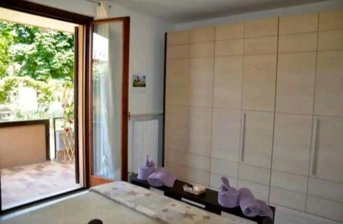 baño con ducha y ventana grande en Home NIKY LAKE, en Desenzano del Garda